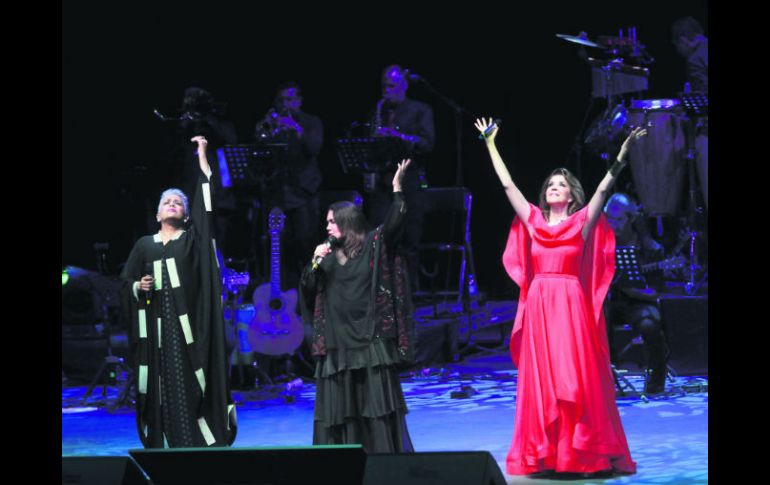 Celebración. Las cantantes celebraron su visita a Guadalajara y se dieron tiempo para beber un tequila. EL INFORMADOR / F. Atilano