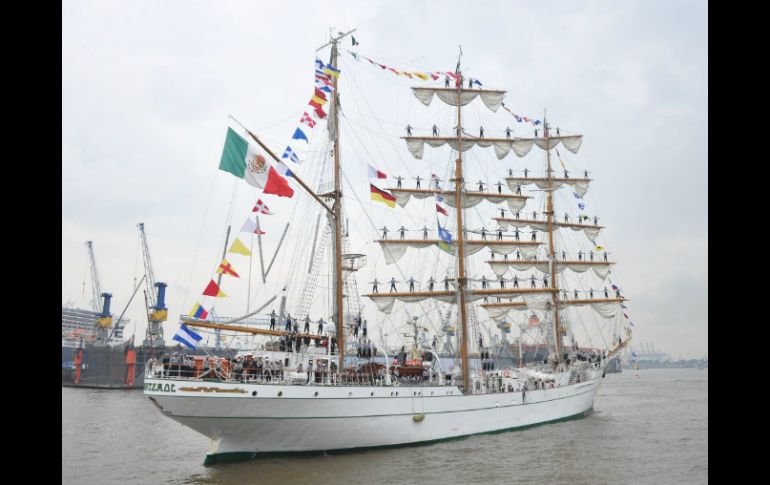 En el puerto, el Cuauhtémoc era esperado por la embajadora de México en Alemania, Patricia Espinosa. NTX /