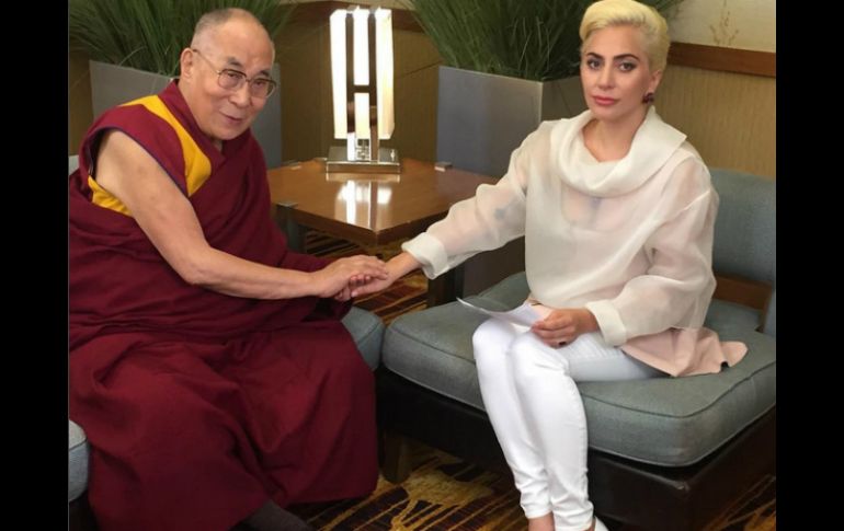 Ambos tuvieron una charla con medios en la que hablaron sobre la importancia de la compasión, la tolerancia y la meditación. INSTAGRAM / ladygaga