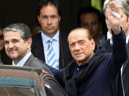 El expresidente del Gobierno italiano Silvio Berlusconi (d) saluda a su salida del Hospital de San Raffaele en Milán. EFE / D. Dal Zennaro