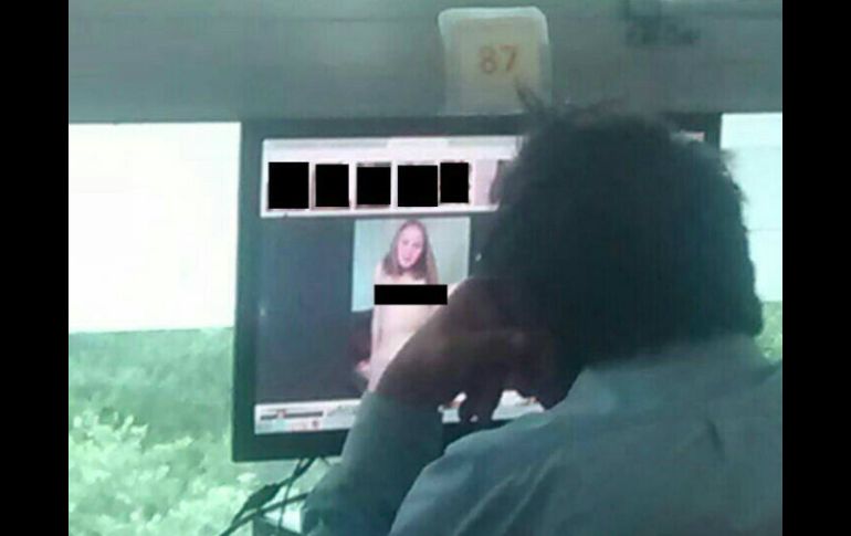 El hombre observa fotografías de mujeres desnudas en posiciones sexuales explícitas; la vigilancia no tomó medidas, denuncian. SUN / Abril Ciel