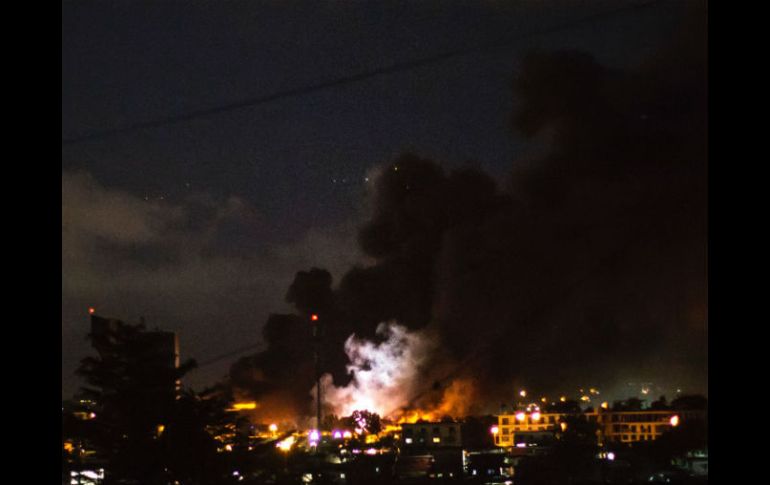 En la noche, un grupo de manifestantes incendió el Parlamento de Gabón y saqueó numerosos comercios. AFP / M. Longari