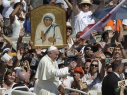 Este domingo, el Papa encabezó el rito de canonización de Madre Teresa y recibió una reliquia de la nueva santa. AP / A. Tarantino