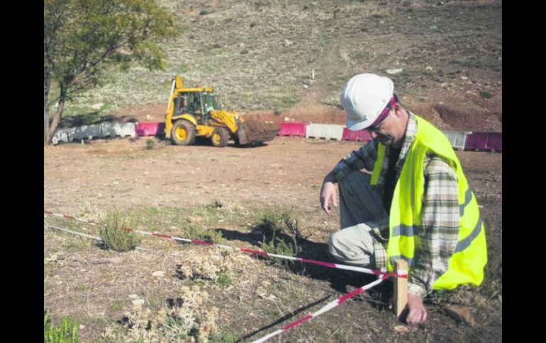 Tercera. Técnicos inspeccionan la zona en la tercera búsqueda de los restos del poeta. AFP /