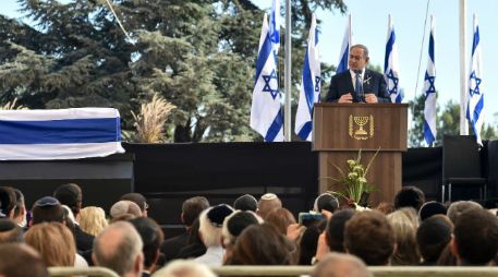 Benjamin Netanyahu, primer ministro de Israel, habla durante el funeral. AFP / N. Kamm