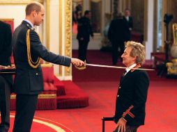 El rockero Rod Stewart fue nombrado Sir por el príncipe Guillermo en el Palacio de Buckingham. AP / J. Brady