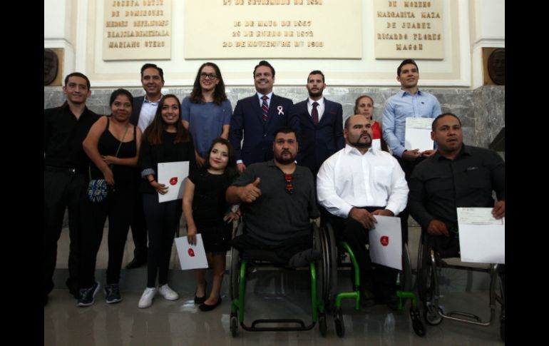 Los atletas recibieron un reconocimiento de parte de Aristóteles Sandoval y de André Marx Miranda, director general del Code Jalisco. EL INFORMADOR / E. Barrera