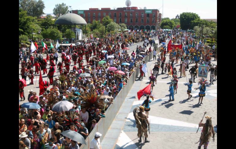 Algunos danzantes tienen varias horas venerando a 'La Generala'. EL INFORMADOR / M. Vargas