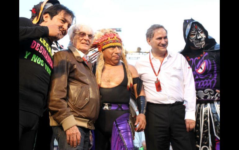 El presidente de la Fórmula 1, Bernie Ecclestone (2-i), posa con luchadores momentos antes de una exhibición. EFE / U. Basurto