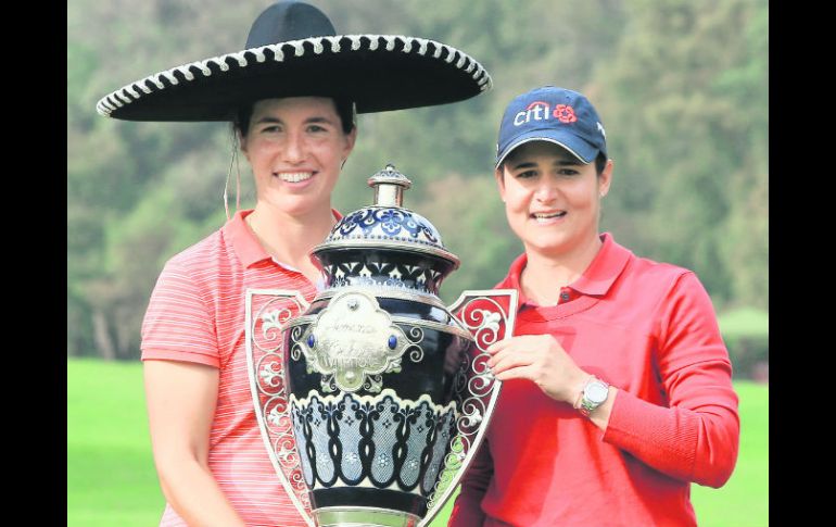 La española Carlota Ciganda (izq.) posa con su trofeo acompañada de la anfitriona del torneo, Lorena Ochoa. AFP / V. Ridley