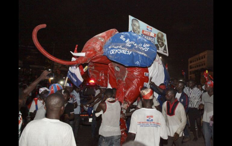 Simpatizantes de Akufo-Addo celebran su triunfo por las calles. EFE / C. Thompson