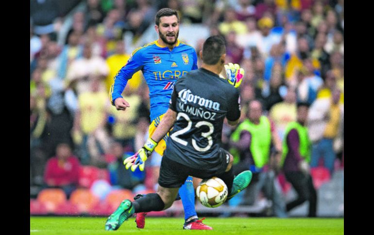 André-Pierre Gignac dispara de derecha por debajo de las piernas de Moisés Muñoz, quien se precipitó al salir a cerrar el ángulo. MEXSPORT /