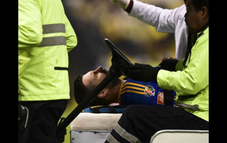 En una jugada de apariencia inocente en el segundo tiempo del duelo, Gignac cayó al césped y después salió de la cancha. AFP / R. Schemidt