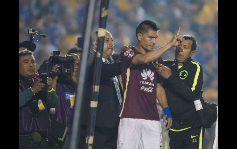 Goltz es escoltado fuera de la cancha durante el partido de ayer. MEXSPORT / C. de Marchena