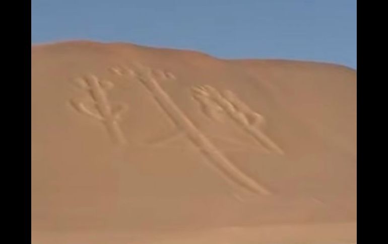 El Candelabro está en una ladera de una colina de arena al borde del mar. YOUTUBE / astronomo1970