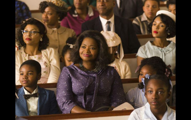 Octavia Spencer. La actriz —al centro y de vestido morado— va por su segundo Globo de Oro. ESPECIAL /