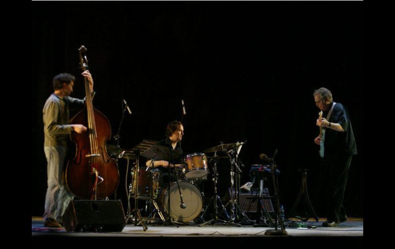 Bill Frisell. El músico, a la derecha, con guitarra, es uno de los referentes en el género. EL INFORMADOR / M. Vargas