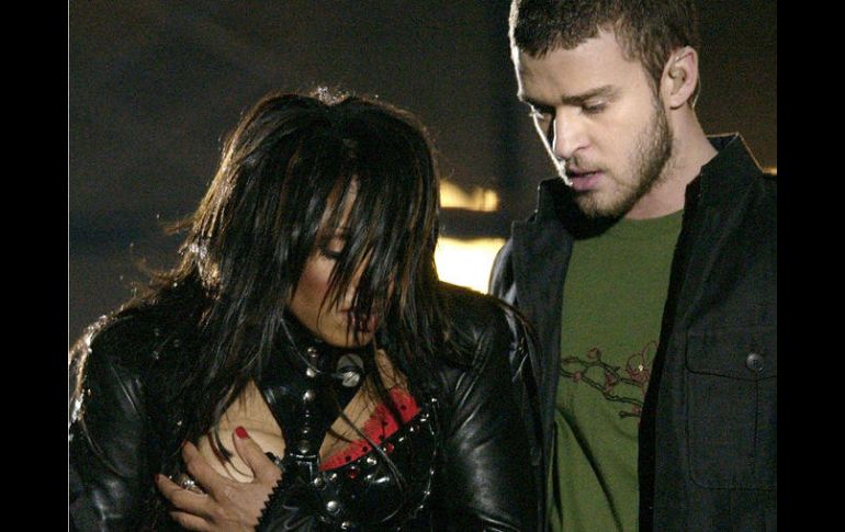 En el show de medio tiempo del Super Bowl en 2004 Janet Jackson mostró un pecho en televisón nacional. AP / ARCHIVO