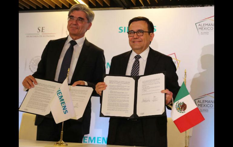 El CEO de Siemens, Joe Kaeser (izq) y el secretario de Economía, Ildefonso Guajardo dieron a conocer la información. SUN / J. Reyes