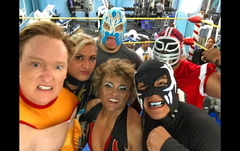 ''No conocía muy bien la lucha libre y lo popular que es en México'', dice el conductor. FACEBOOK / Conan O'Brien