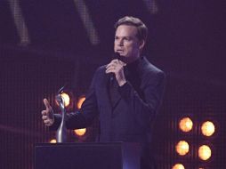 El actor Michael C. Hall fue el encargado de recibir el premio en nombre de Bowie. AFP / J. Tallis