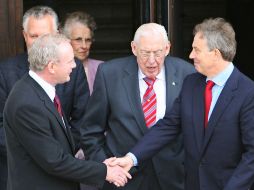 Martin McGuinness (i) estrecha la mano de Tony Blair (d) durante una reunión en Irlanda del Norte. AFP / P. Muhly