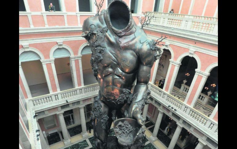 Obra. 'El demonio con un cuenco', en el Palazzo Grassi, de Venecia. EFE /