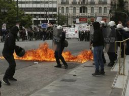 La Policía antidisturbios responde a los agresores con gases lacrimógenos y granadas de humo y el arresto de varios manifestantes. EFE / A. Vlachos