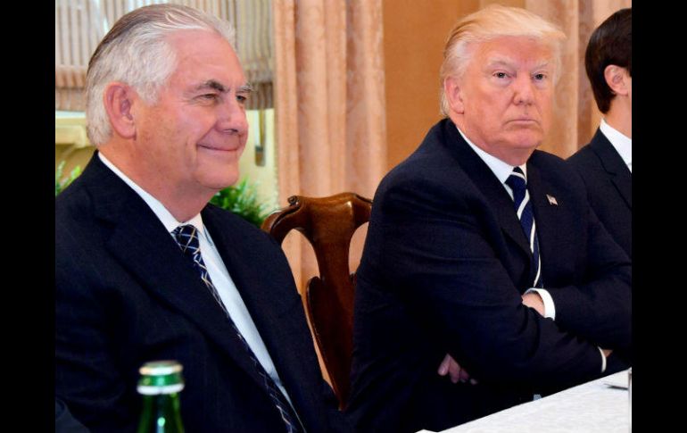 El Secretario de Estado, Rex Tillerson (izquieda) presentó un presupuesto con fuertes recortes a las aportaciones de EU a la ONU. AP / E. Ferrari