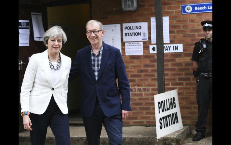 La primera ministra británica Theresa May y su marido, Philip May, posan antes de votar en un colegio electoral en Sonning. EFE / F. Arrizabalaga