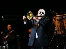 Willie Colón con su instrumento de viento ante los espectadores del Teatro Diana. EL INFORMADOR / G. Gallo