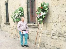 Ayer por la mañana se colocaron coronas de flores afuera del Congreso; en uno se leía 'La CEDH ha muerto'. EL INFORMADOR / S. Rodríguez