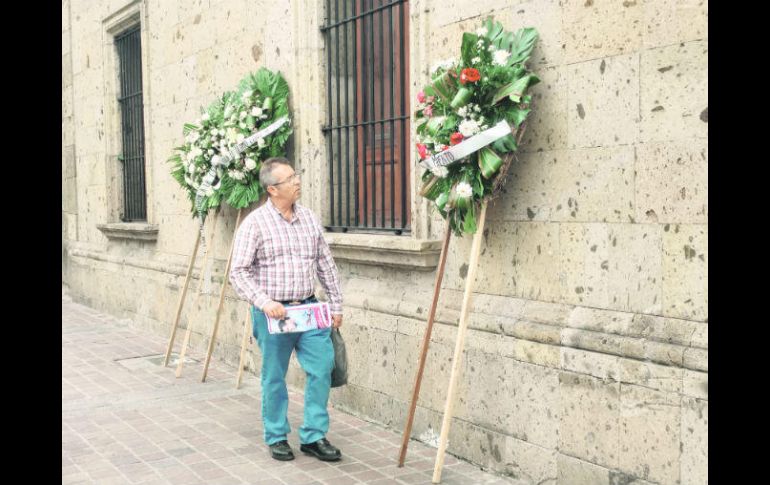 Ayer por la mañana se colocaron coronas de flores afuera del Congreso; en uno se leía 'La CEDH ha muerto'. EL INFORMADOR / S. Rodríguez