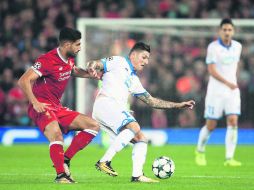 El jugador de Liverpool, Emre Can (i), quien anotó dos goles para su equipo, disputa el balón con Steven Zuber, del Hoffenheim. AP /