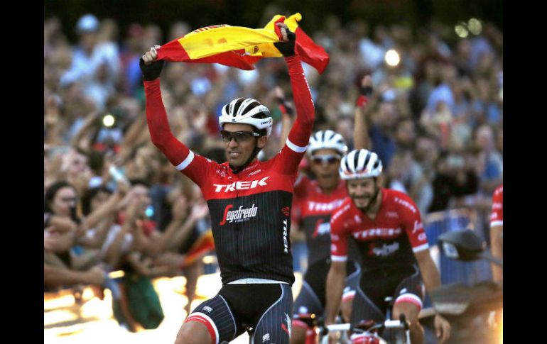 'Qué he hecho para recibir este momento tan bueno?' preguntó el ciclista ante el cariño del público. EFE / K. Huesca