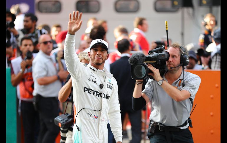 Lewis Hamilton marcó el mejor tiempo (1:30.076) en la sesión de clasificación y ocupará el puesto cabecero en la parrilla de salida en el circuito de Sepang. EFE/D. Azubel