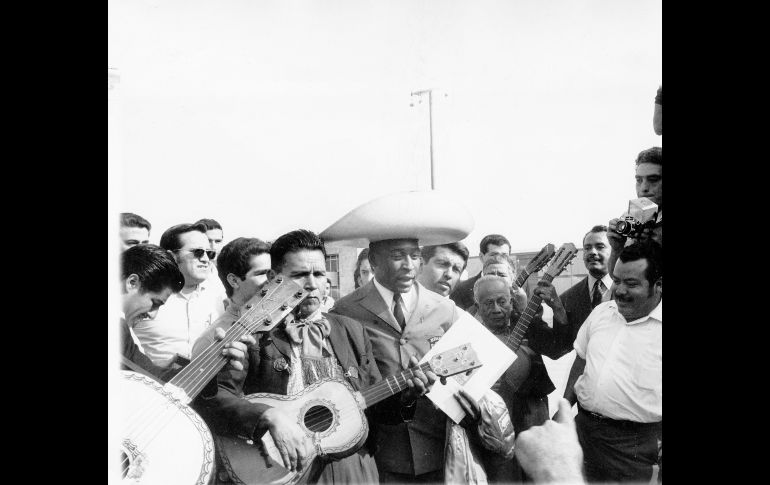 Recibimiento de héroe.- Al Rey Pelé no le faltó cariño en Guadalajara. Brasil no vino como campeón del mundo al evento, pero la afición tapatía se le entregó al equipo y a Edson Arantes en particular incluso desde su llegada al aeropuerto de esta ciudad. EL INFORMADOR / ARCHIVO