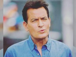 Por sus excesos, Sheen atravesaba una difícil situación económica que lo llevó a realizar una gira de un show por diversas ciudades. Twitter / @charliesheen