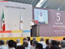 El gobernador tabasqueño fue acompañado por el secretario de Educación Pública, Aurelio Nuño y el jefe de Gobierno de la Ciudad de México, Miguel Ángel Mancera, entre otros funcionarios y líderes políticos. FACEBOOK / Arturo Núñez Jiménez