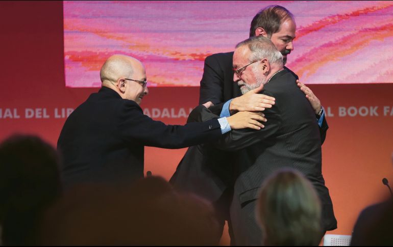 Halagado. En el homenaje, Savater fue agradecido con las palabras de los autores que lo acompañaron en la FIL. EL INFORMADOR/F. Atilano