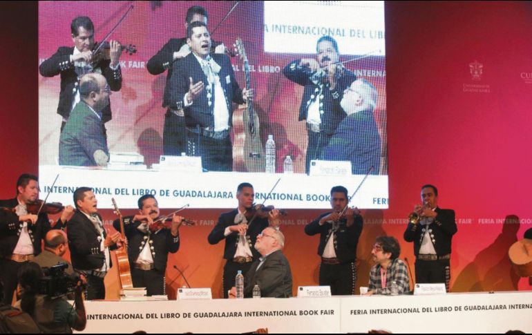 Las Mañanitas. Un mariachi sorprendió a Fernando Savater al finalizar la charla. EL INFORMADOR/E. Barrera