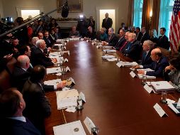 El presidente Trump atiende a una reunión de su gabinete mientras en el Congreso se debate su reforma fiscal. AFP / S. Loeb