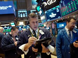 El Dow Jones perdió 27.99 puntos, llegó a 24 mil 726.76 puntos. AP / M. Lennihan