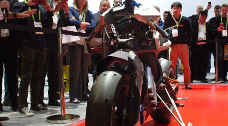 El prototipo mostró su capacidad para mantenerse mientras uno de sus diseñadores trataba de hacerlo caer. AFP/G. Chapman