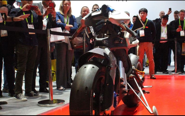 El prototipo mostró su capacidad para mantenerse mientras uno de sus diseñadores trataba de hacerlo caer. AFP/G. Chapman