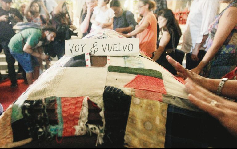 Último adiós. El ataúd de Nicanor Parra previo a su última morada. EFE