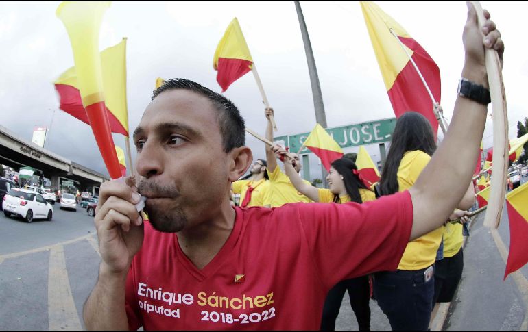 Simpatizantes del Partido Acción Ciudadana ondean sus banderas este sábado, de cara a las elecciones presidenciales y de diputados. EFE/J. Arguedas