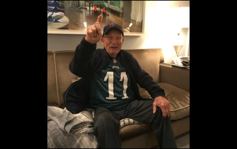 ''Permanece fiel a la causa y nunca te rindas'', sentenció el señor Basser, quien está más que contento de haber esperado tanto tiempo, confiando siempre en su equipo de futbol americano. TWITTER / @_jbpotter7_