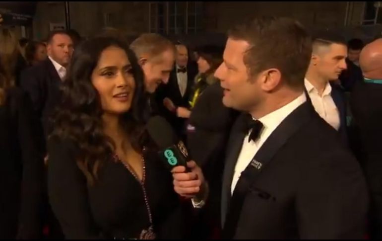 Actrices como Salma Hayek respondieron al llamado y llegaron a la premiación vestidas de negro. TWITTER/@BAFTA