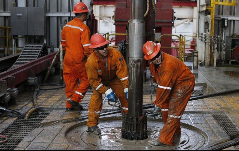 Pemex Exploración y Producción (PEP) reporta una plataforma de extracción de aceite de un millón 891 mil barriles diarios en febrero, 38 mil barriles diarios menos que un mes antes. AP / ARCHIVO